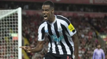 إيزاك يهدد بالرحيل عن نيوكاسل إذا توقف صفقة ليفربول